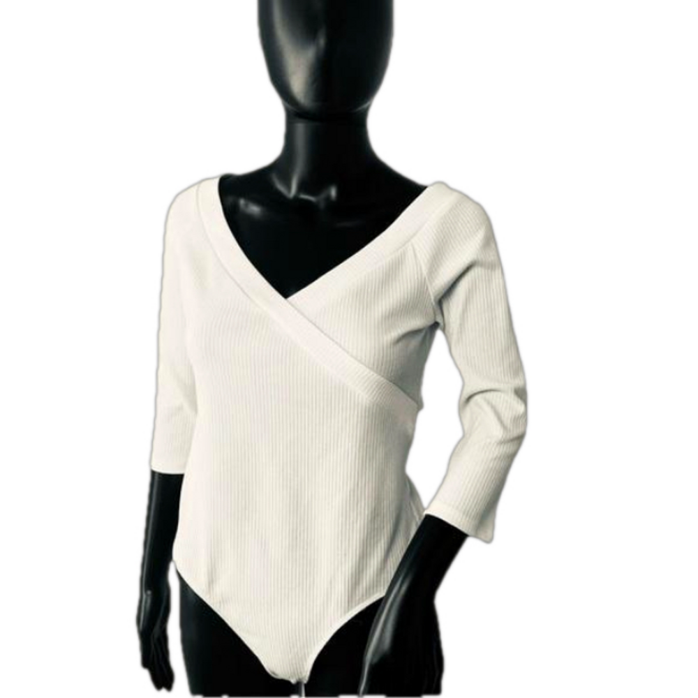 ASTR  The Label Wide Neck White Body Suit. Sz L